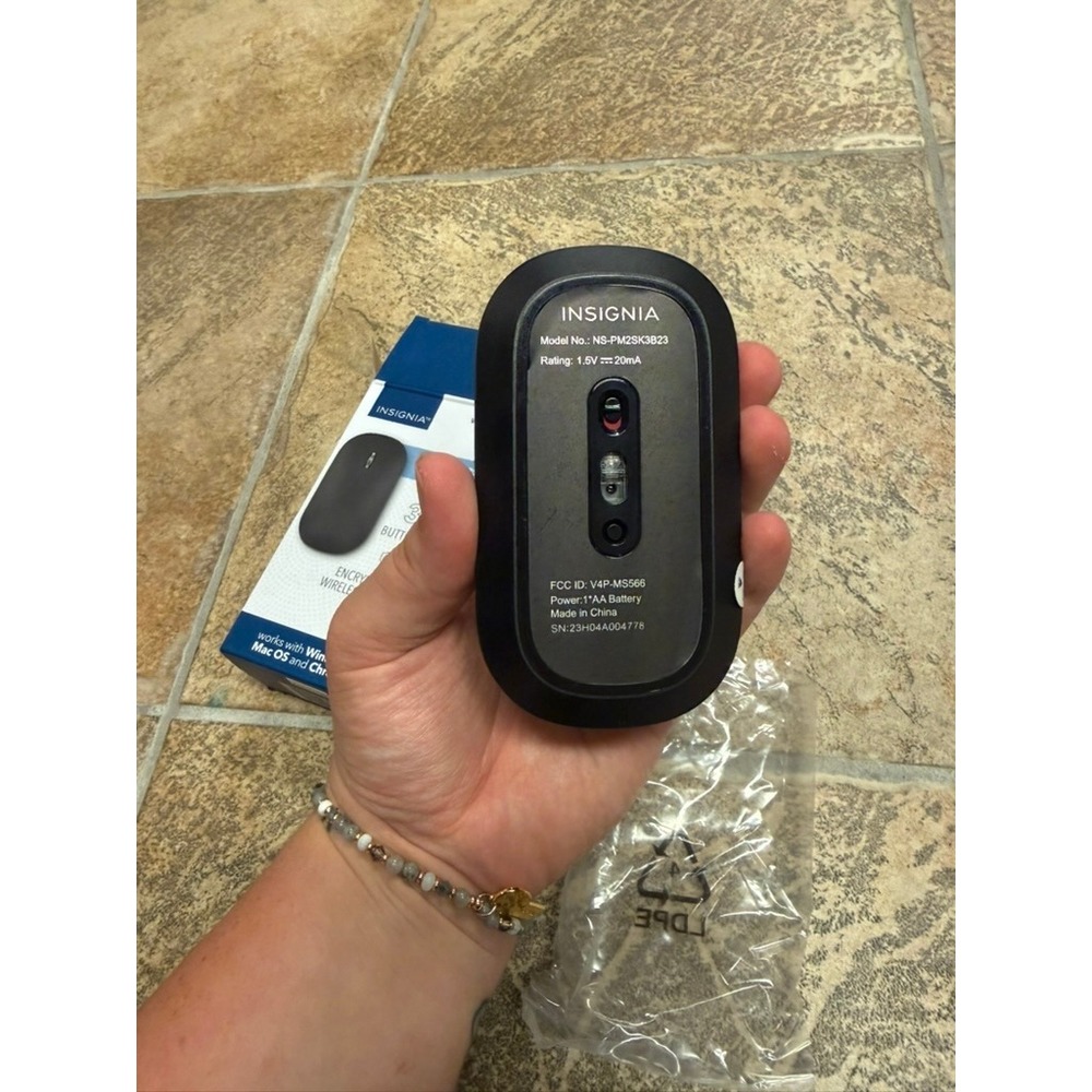 Insignia Slim Wireless Mouse Black 3-Button 2.4GHz USB NS-PM2SK3B23‎ - Picture 3 of 3